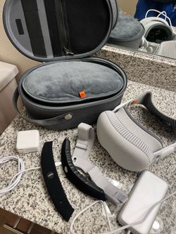 Apple Vision Pro 256gb MQL83LL/A Very Nice with Charger and Carrying case - Works Great