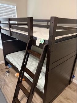 Solid Wood Bunk Bed with 2 Mattresses – Excellent Condition