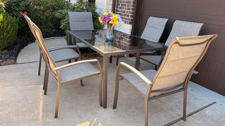 Beautiful Outdoor Patio Dining Set. Table with 6 chairs. Good condition!