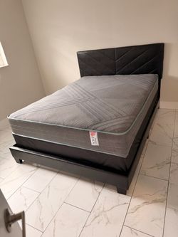 Queen mattress regular set with box spring ( 2pc brand new)