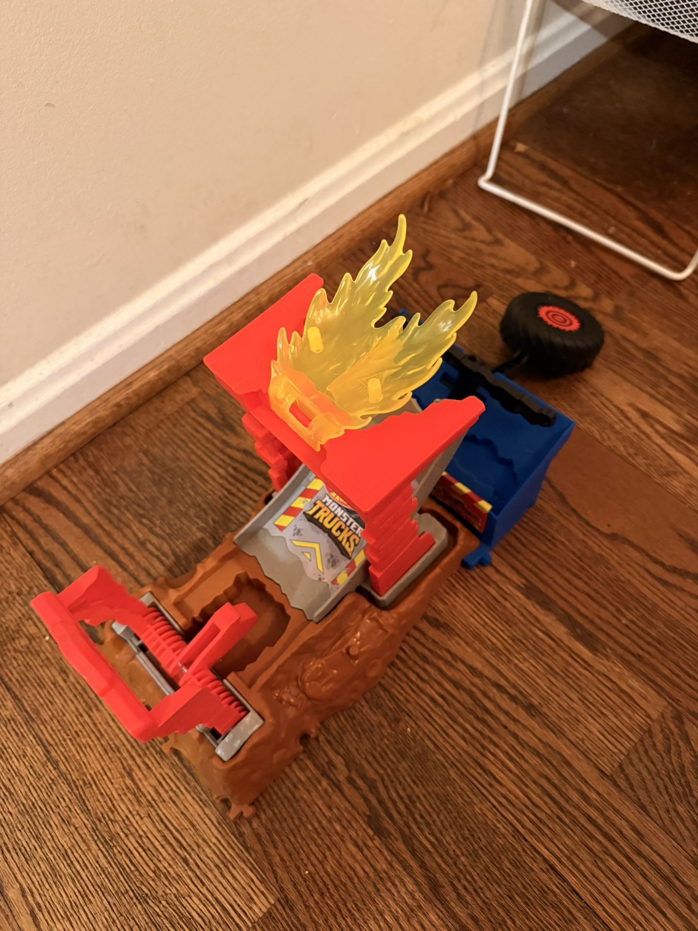 Hot Wheels Monster Trucks Arena Smashers Playset