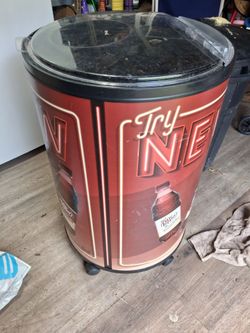 Big rolling ice cooler great for party's holds alot of beer soda and ice cash only