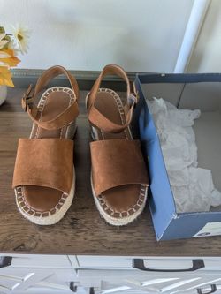 SANDALS, Universal Thread (size 8)