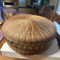 Vintage Round Woven Lidded Covered Basket & Lid 