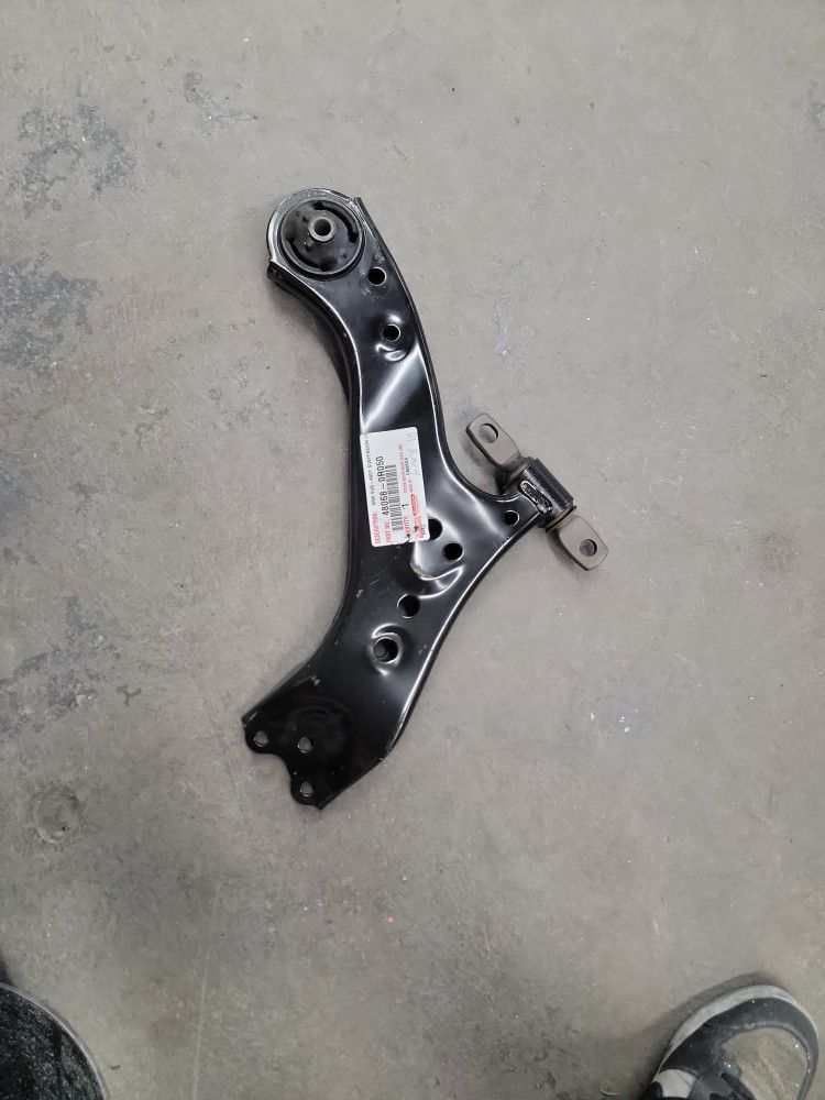 Totota Rav4 R Side Lower Arm