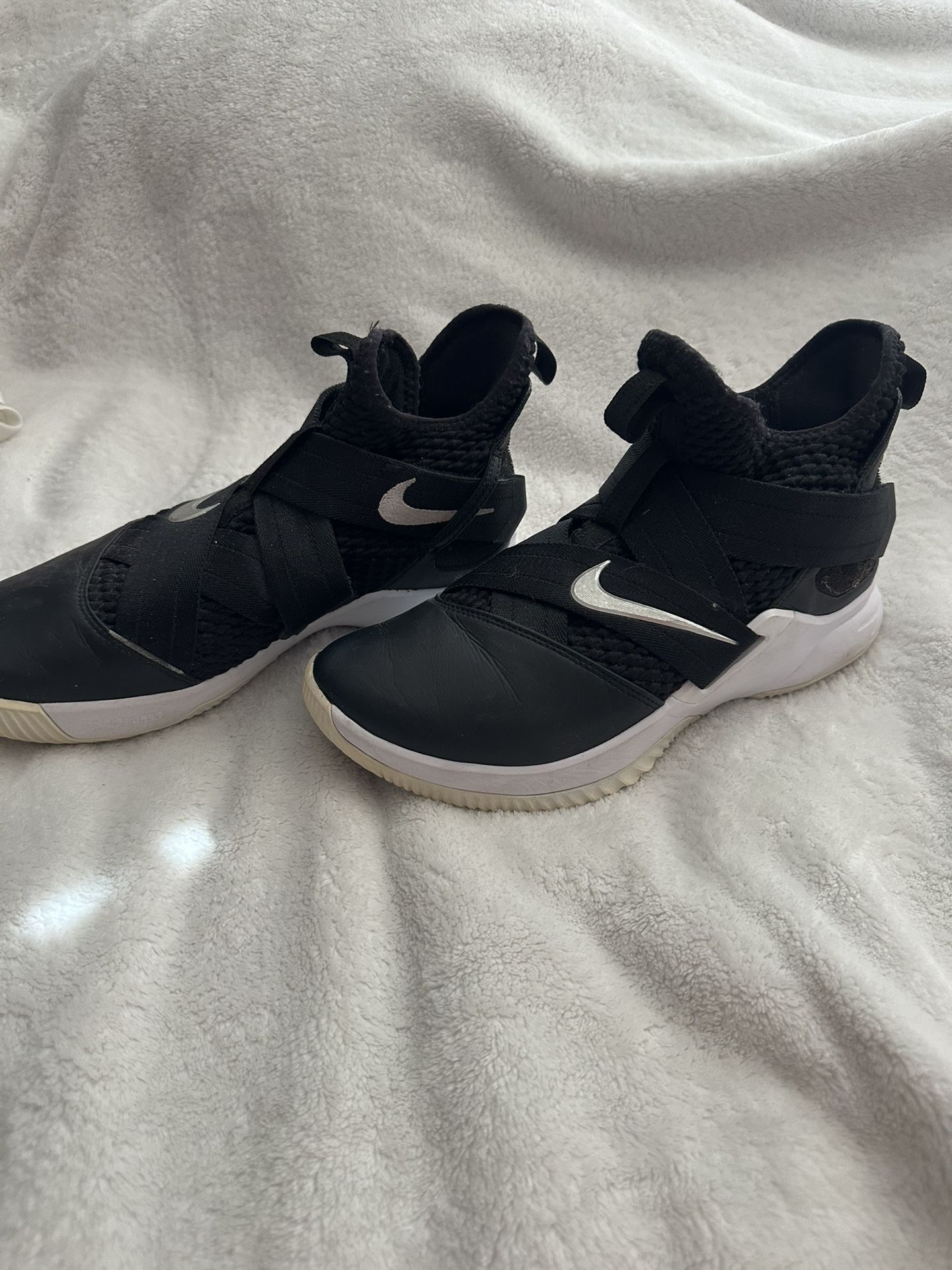 Nike LeBron Solider 12 basketball shoes