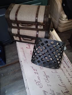 Decorative Storage Trunk Set with Metal Basket