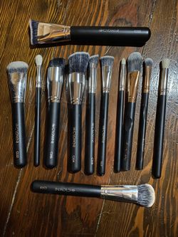 12 Crown makeup brushes