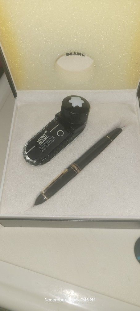 Montblanc Meisterstuck 149
Black & Gold 18K 750 Fountain
Pen Ink Set