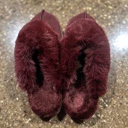 Burgundy Faux Fur Slippers – Cozy & Like New – Size 7