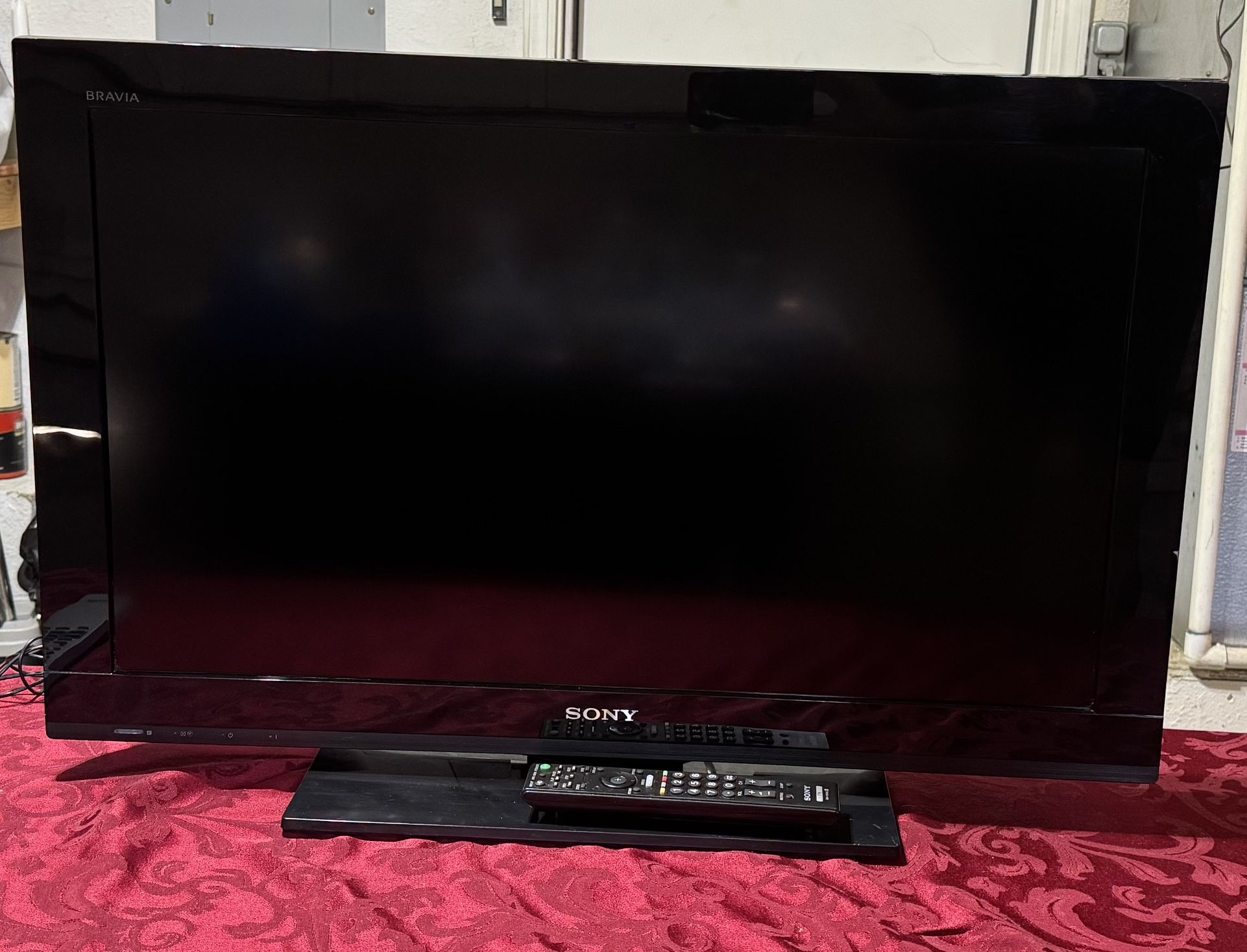 Sony Bravia 32 In LCD Digital HDMI Colored TV