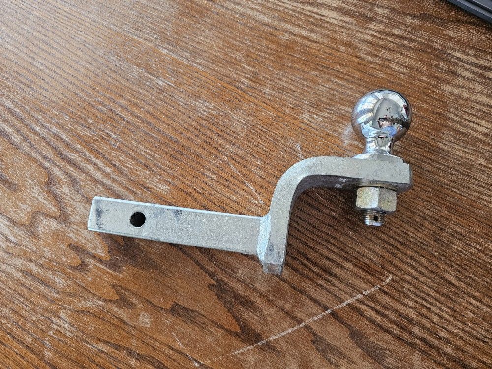 1 1/4 Hitch w/ 2" ball. Good Condition 
