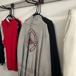 4 Men’s Size Large Throw On Sweaters. 