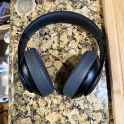 Beats Studio3 Wireless Headphones – Black (lightly Used)