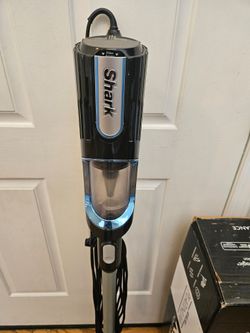 New Cond SHARK ROCKET MODEL VAUUM. WORKS EXCELLENT. IN THE BOX