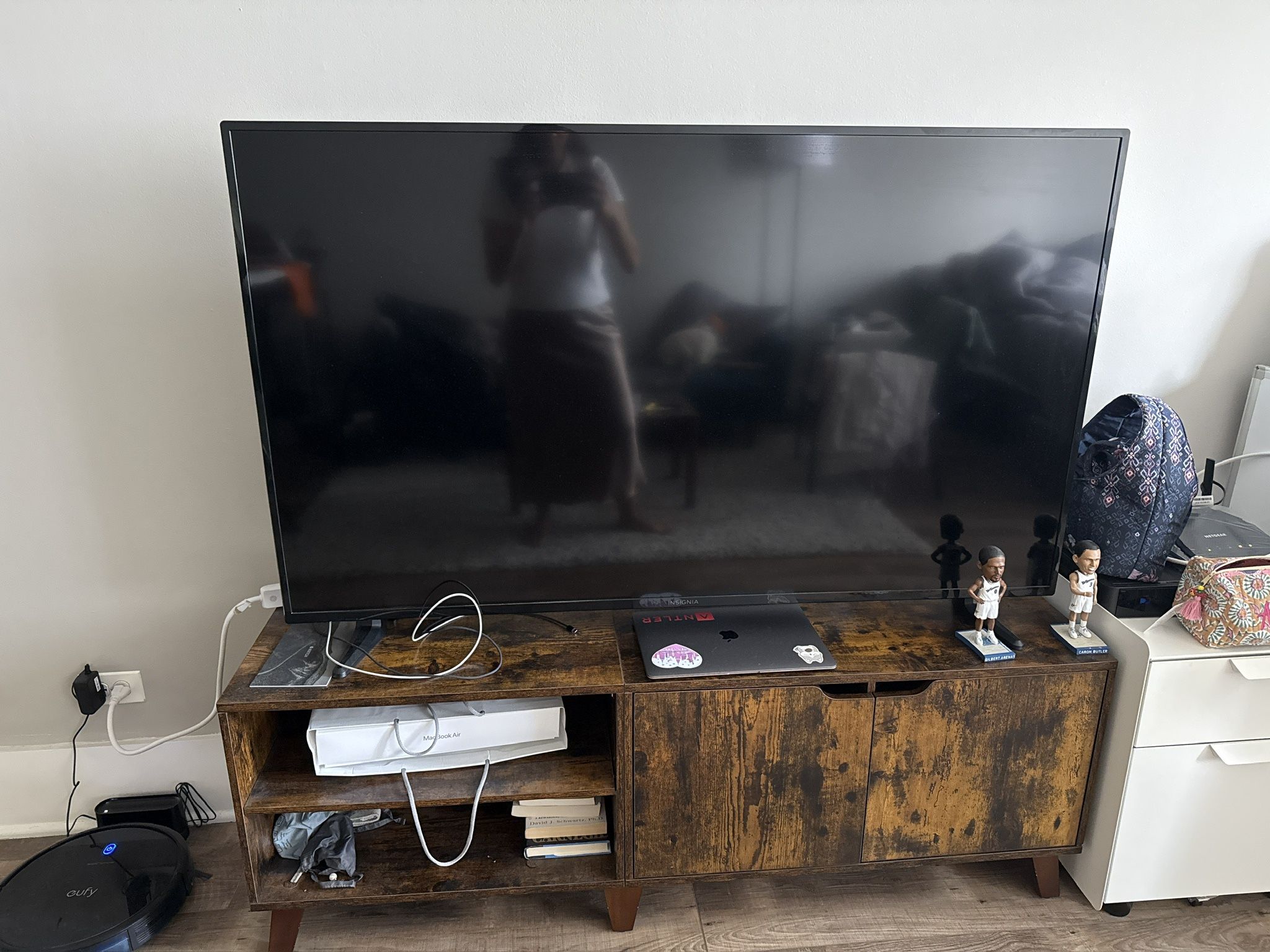 Insignia TV 58” + Stand
