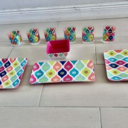 6 Plastic Glasses And 4 Plastic Trays All For $5