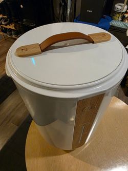 Bucket style towel and blanket warmer