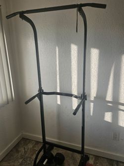 Pull up bar dip station