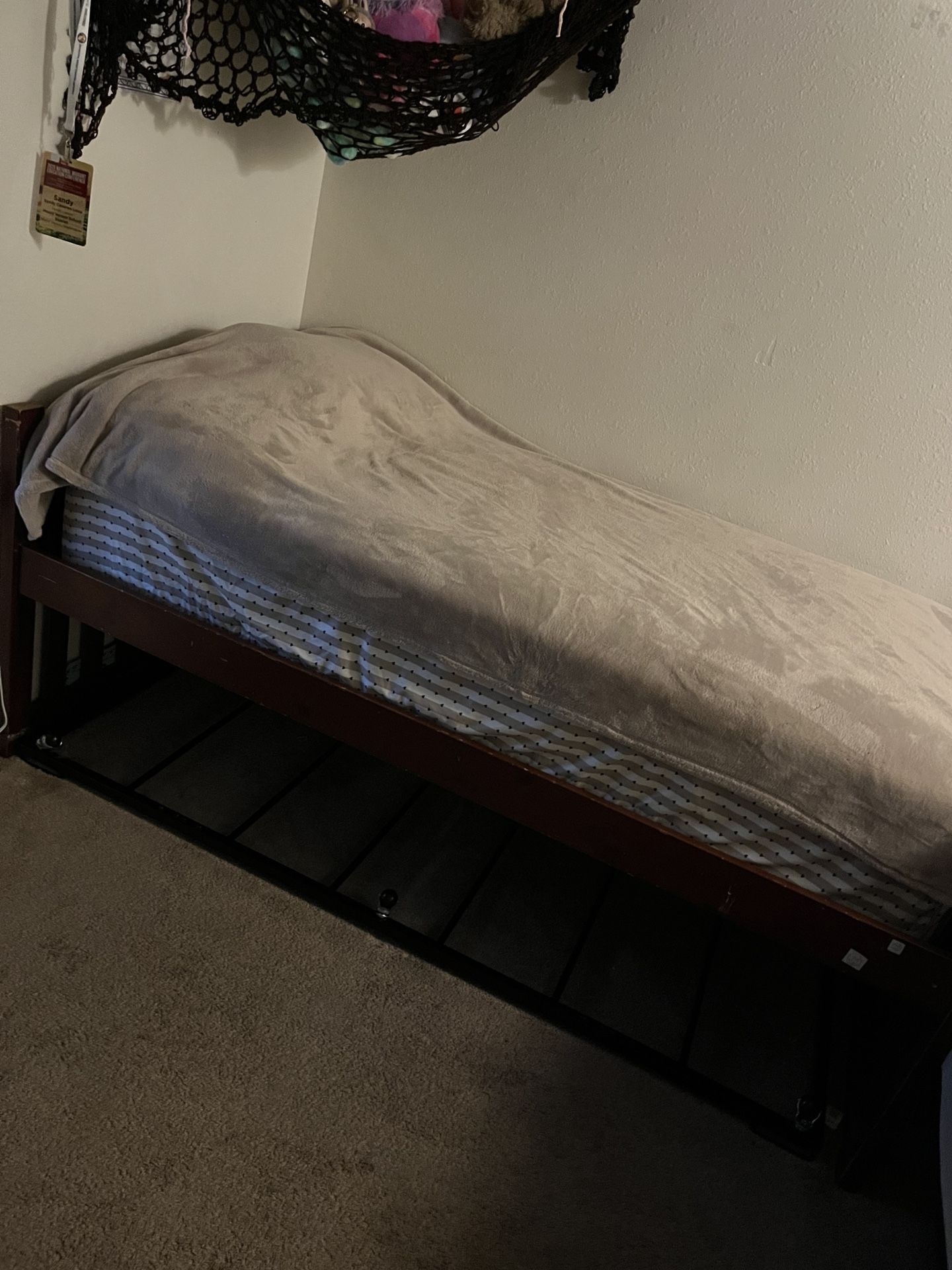 Trundel bed