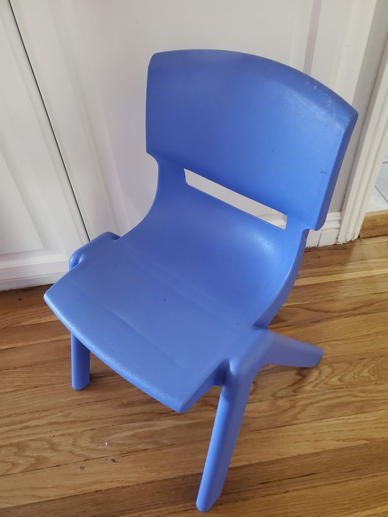 2 red and 2 blue kid chairs