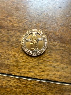 Hola amigos ocupo saber de un experto en monedas de estas o talves  sea una medalla