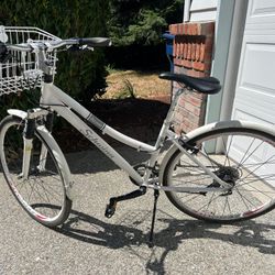 Schwinn Discover women’s hybrid bicycle Bike