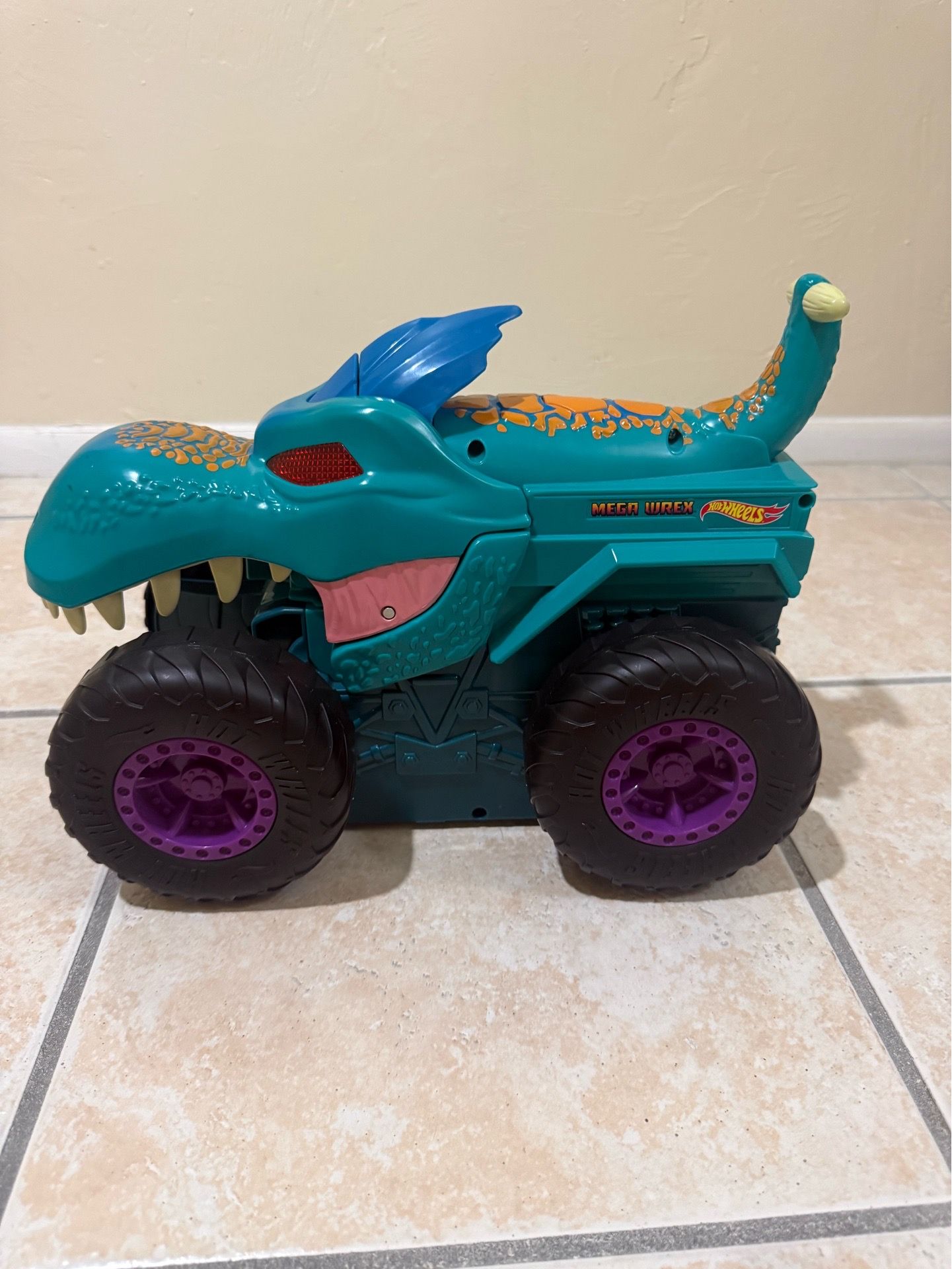 Hot Wheels Monster Trucks Mega Wrex Car Chompin Dinosaur Sounds & Light Up Eyes
