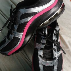 Womans nikie reax shoes size 11