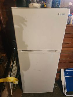 8cuft Vissini Top Freezer Refrigerator
