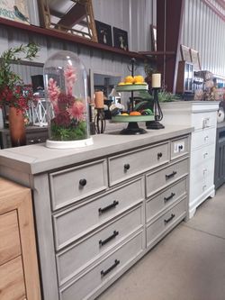 Dressers and Nightstands / Cajonéras y Burós