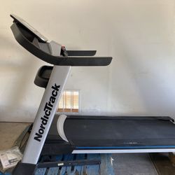 NORDICTRACK TREADMILL 10I WITH 1YR IFIT MEMBERSHIP !!!!!