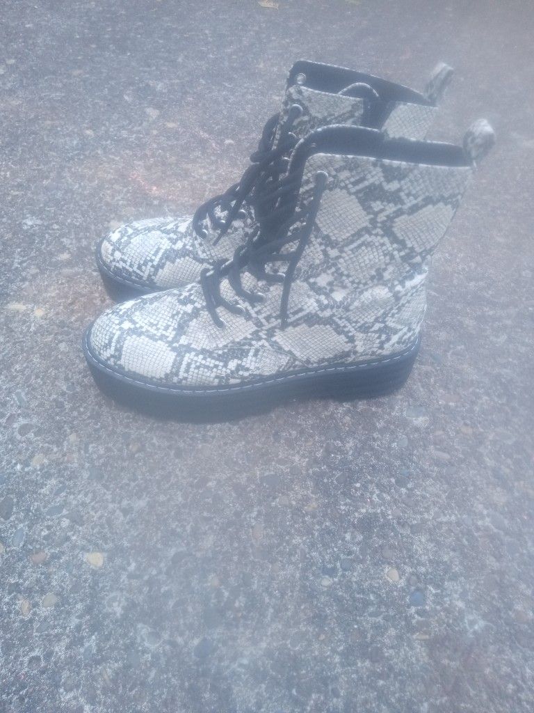 Vegan Snake skin Combat Boots Brand New Size 8.5 Womans