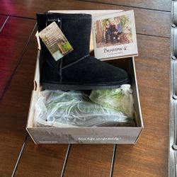 Bearpaw Emma Youth Size 5  NEW