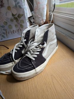 Men's 7 women's 8.5 vans