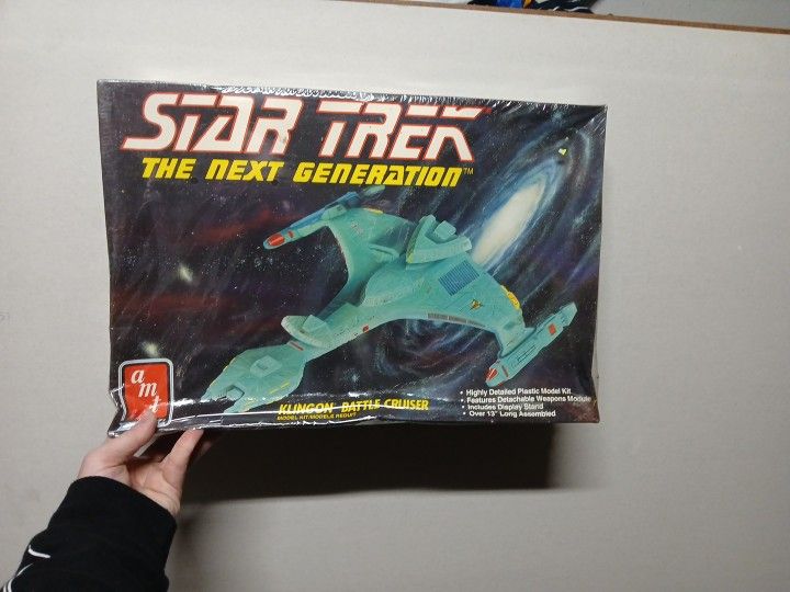Star Trek The Next Generation-clinging Battle Cruiser Model