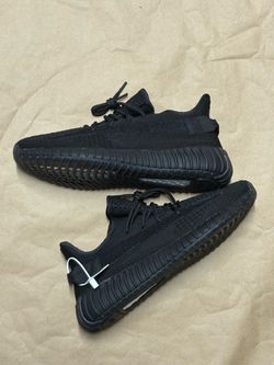 Yeezy 350 v2 Onyx | Size 9.5