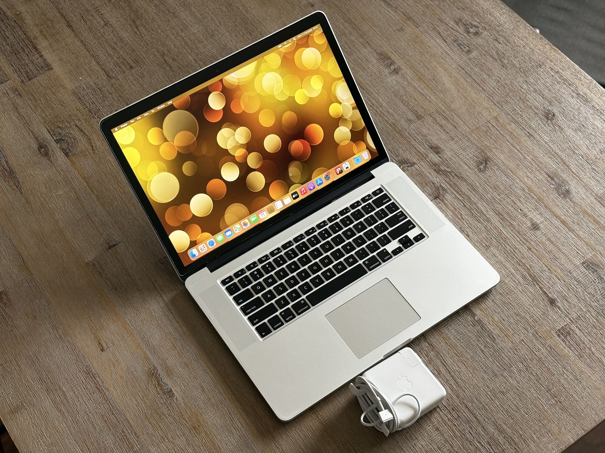 15” MacBook - 2.7ghz i7 - 500gb SSD