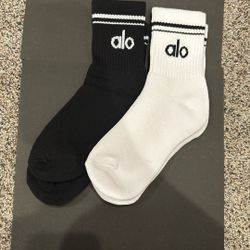 2 Pairs Of Alo Yoga Unisex Throwback Socks Black And White