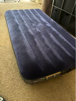 Twin size air mattress with air pump included