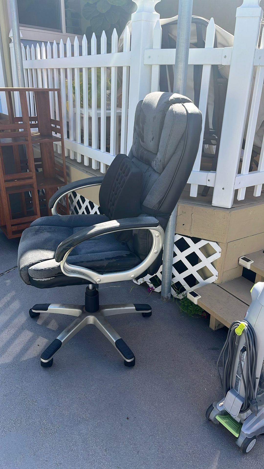 Must Go! Rotating Office Chair