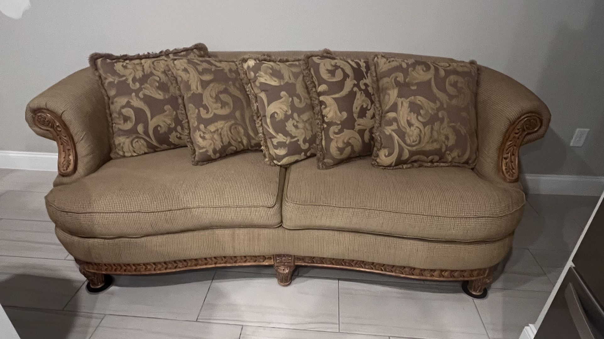 Schnading Sofa With Pillows