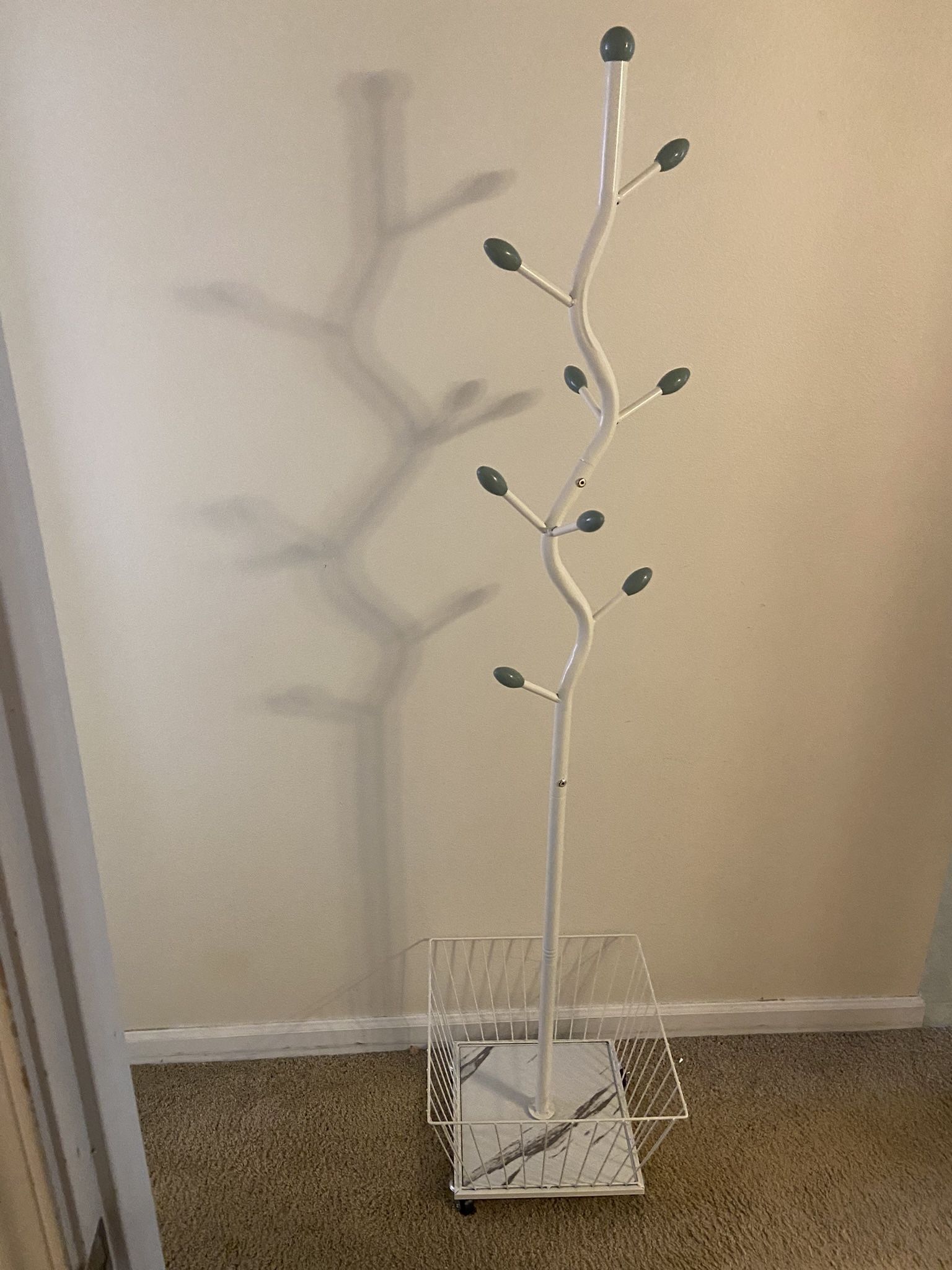 Coats rack with brake wheel