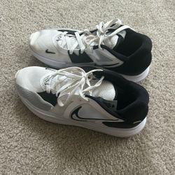 Nike Kyrie Women’s Basketball Shoes Size 8.5
