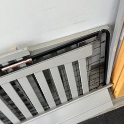 4 In 1  Convertible Crib 