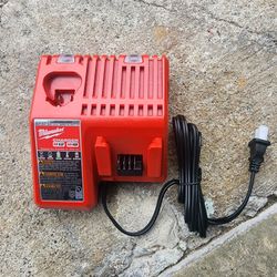 Milwaukee M18/12 Charger 