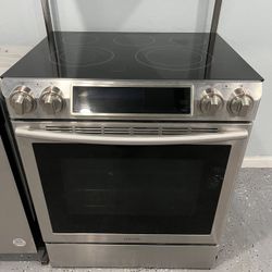 Electric Samsung stove, in perfect condition. Works perfectly and is ready to use.
