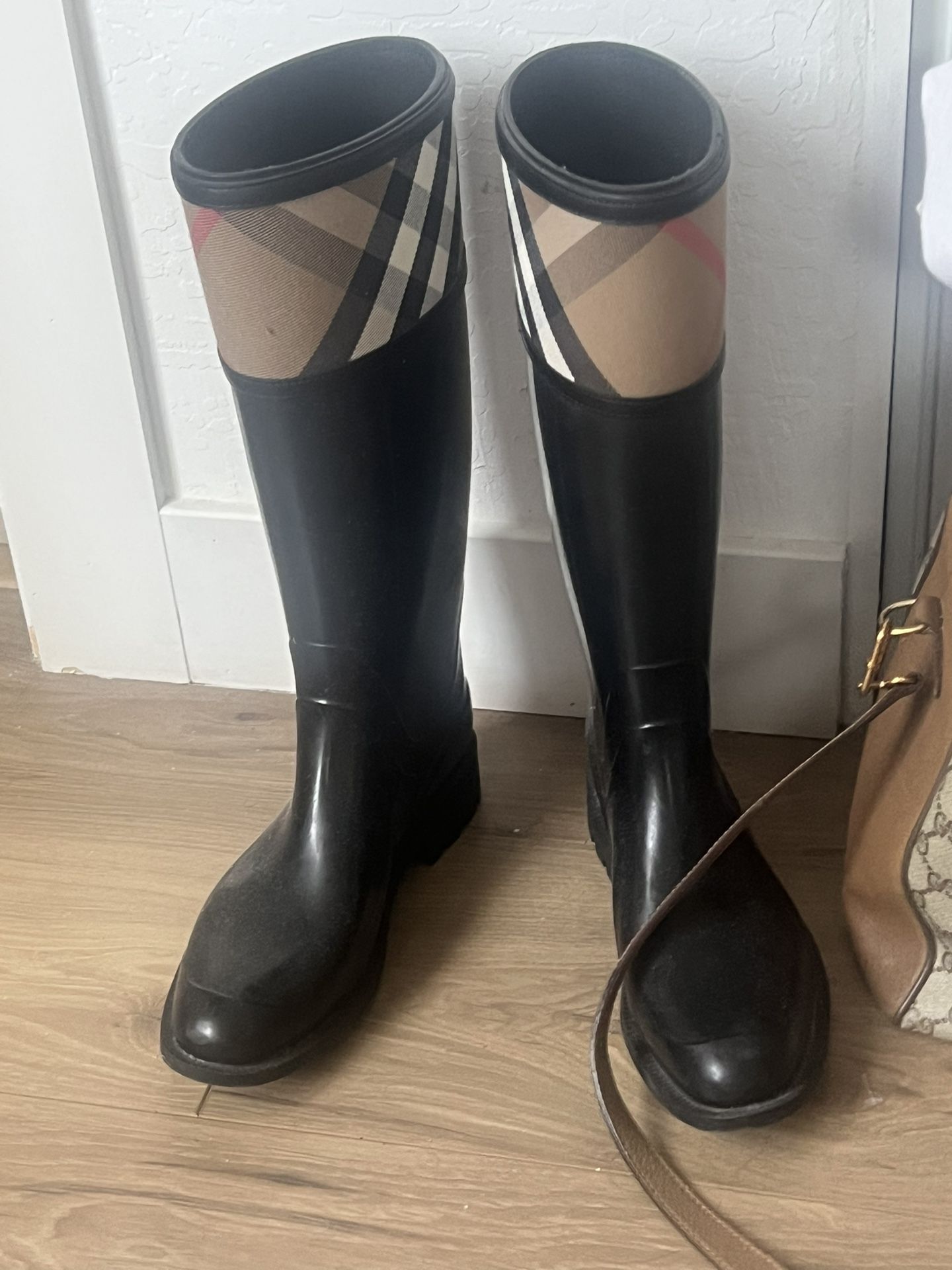 Authentic Burberry Woman Rain Boots Size 7.5 Used Once
