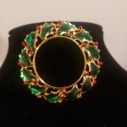 Christmas Holiday Holly Leaf Berry Enamel Wreath Brooch/Pin Goldtone 1.3/4" F10