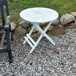 WHITE DISTRESSED FOLDING TABLE